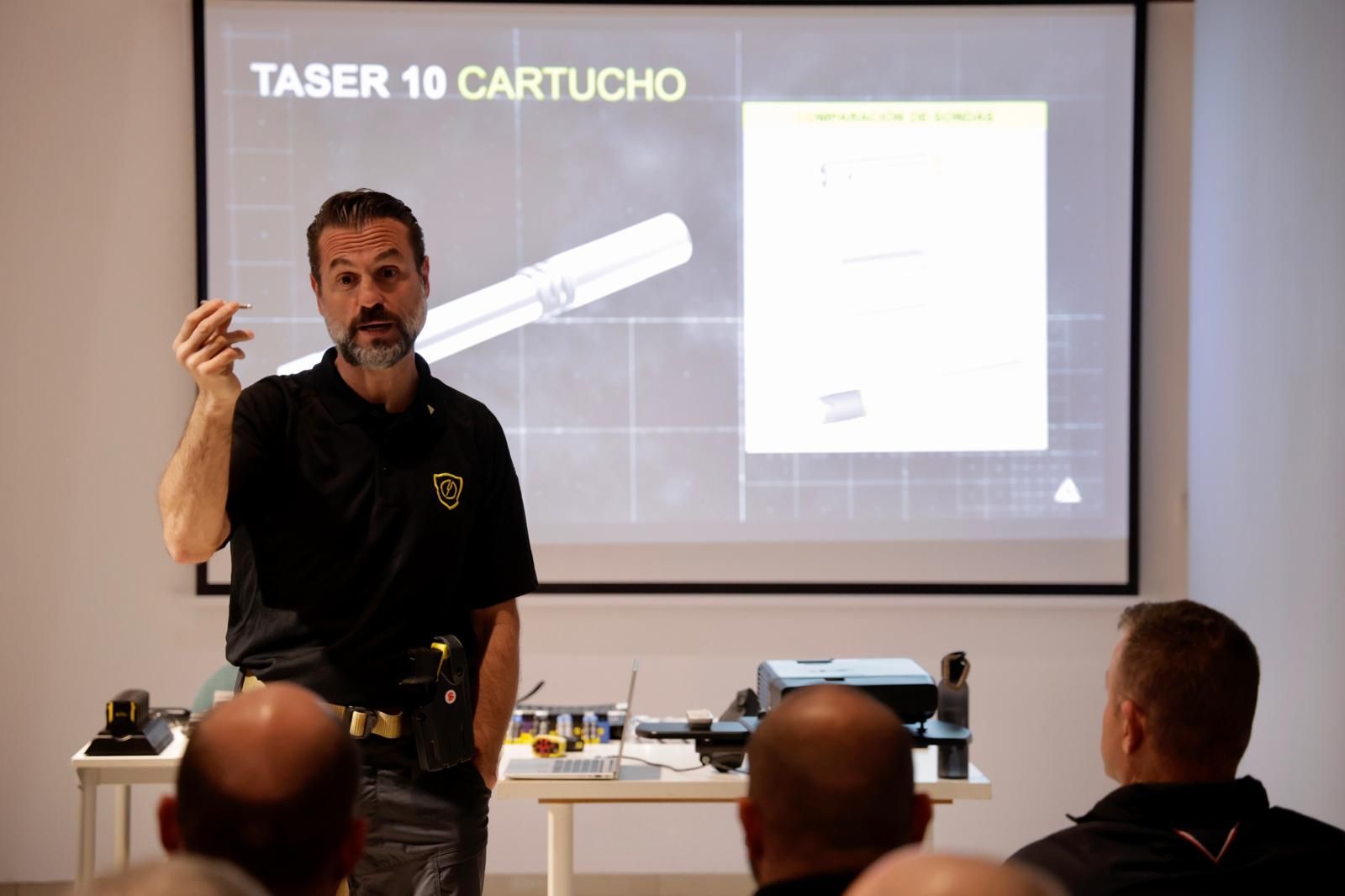 Presentación de nuevas pistolas eléctricas a la Policía Local