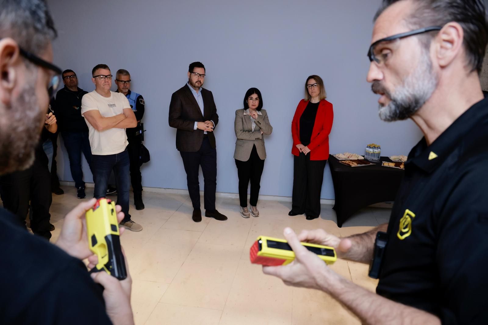 Presentación de nuevas pistolas eléctricas a la Policía Local