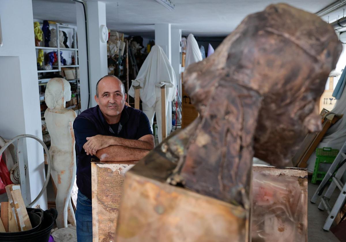 Isabel Macario y Saulo Torón, en el taller de Chano Navarro