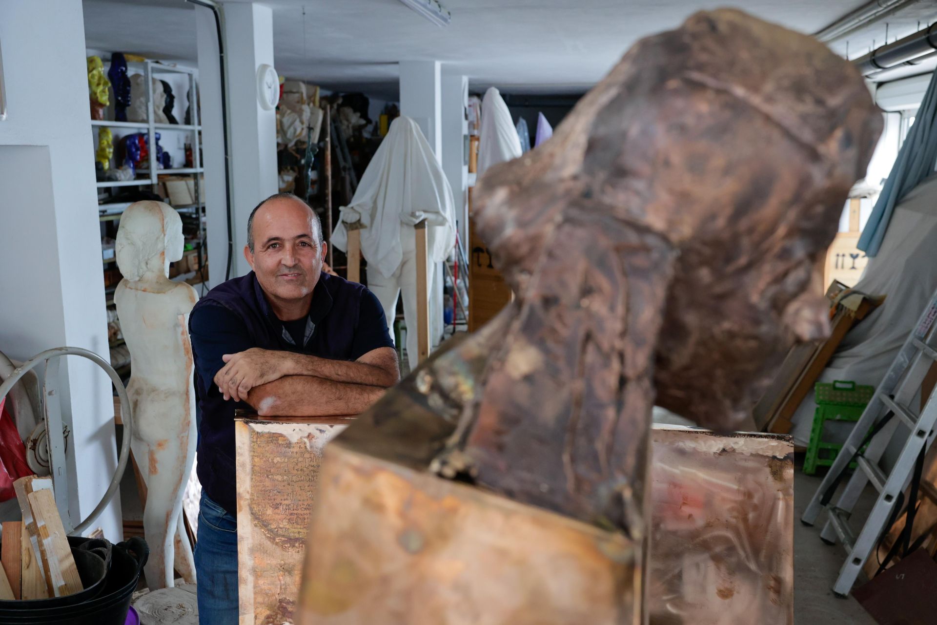 Isabel Macario y Saulo Torón, en el taller de Chano Navarro