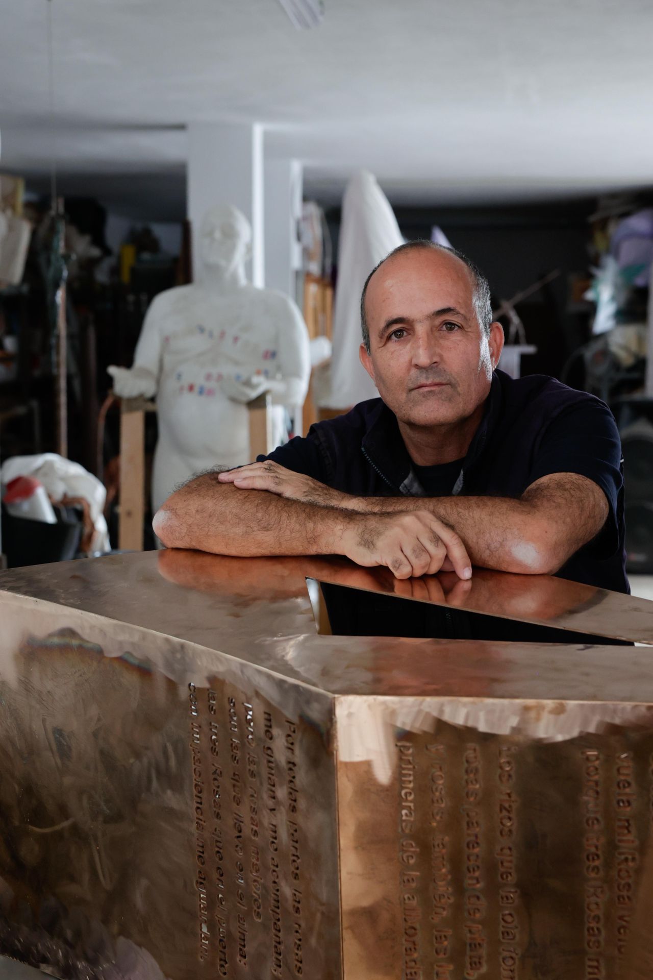 Isabel Macario y Saulo Torón, en el taller de Chano Navarro