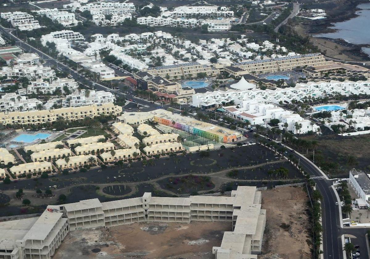 Vista aérea parcial de Costa Teguise.