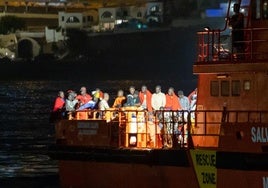 Una embarcaciones de Salvamento con migrantes a bordo.