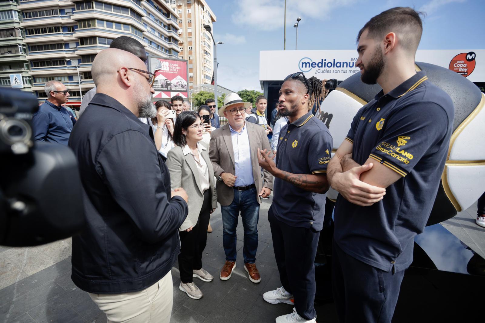 Recorrido por la Fan Zone de la Copa del Rey de las autoridades