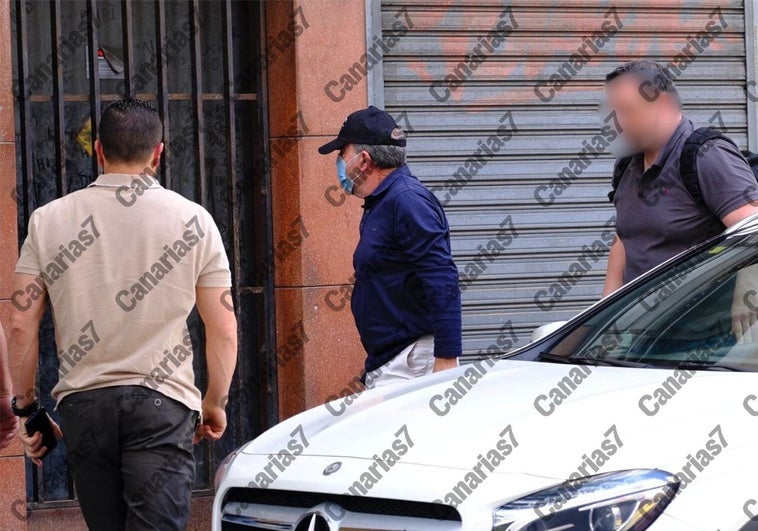 Miguel Gallego Pousada, este jueves durante la inspección de su vivienda en la calle Juan Rejón.