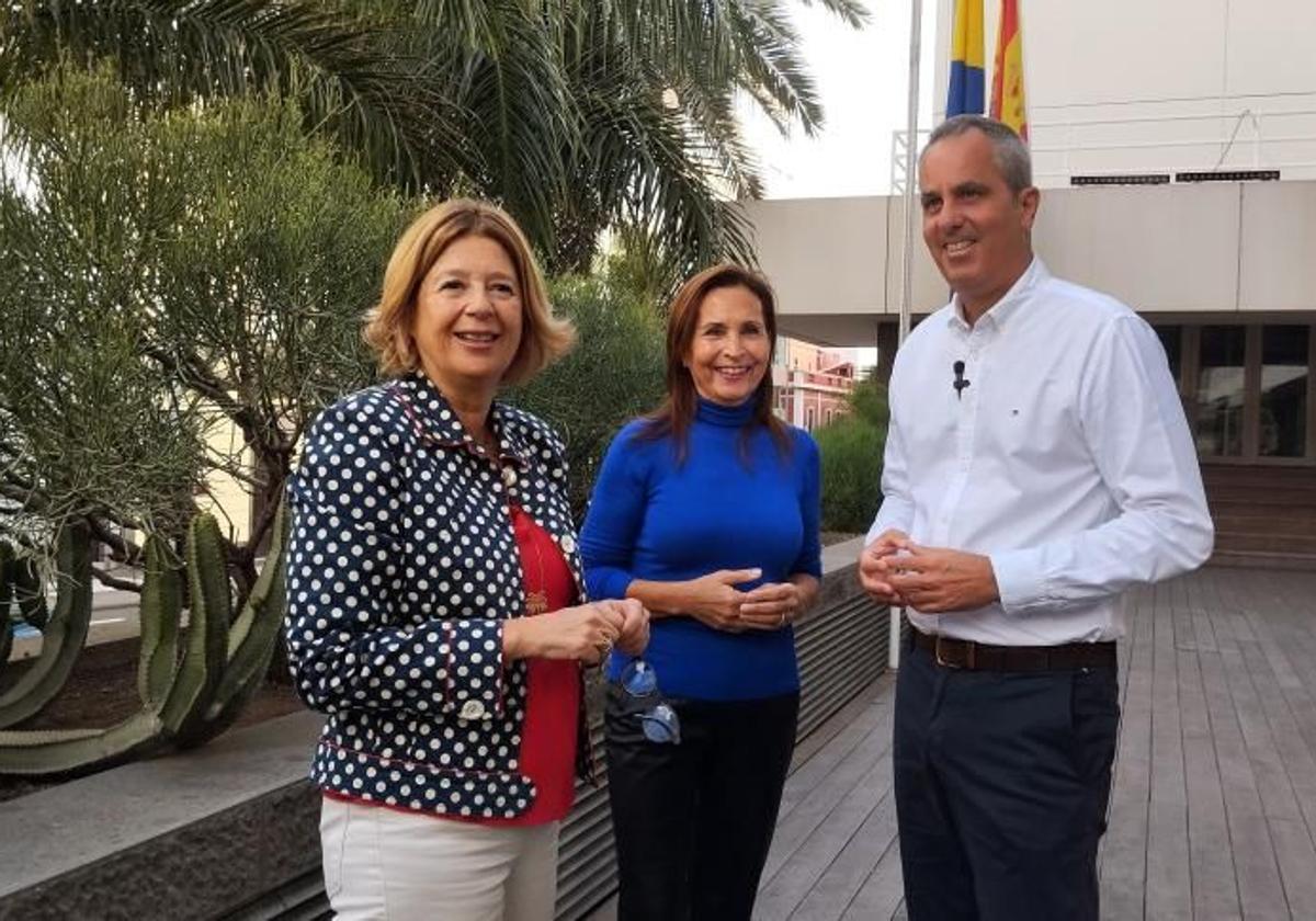 Miguel Jorge, portavoz del PP en el Cabildo, junto a las consejeras Pepa Luzardo y Carmen Rosario.