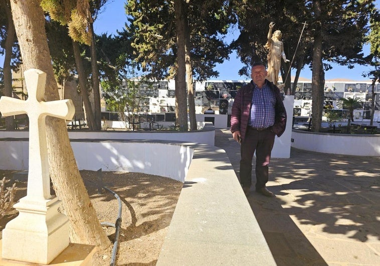 El alcalde Matías Peña, ante la escultura y la zona rehabilitada.