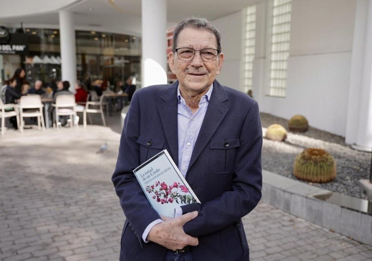 Emilio González Déniz posa con su novela 'En mitad de un credo', que regresa a las librerías con la editorial Alrevés.