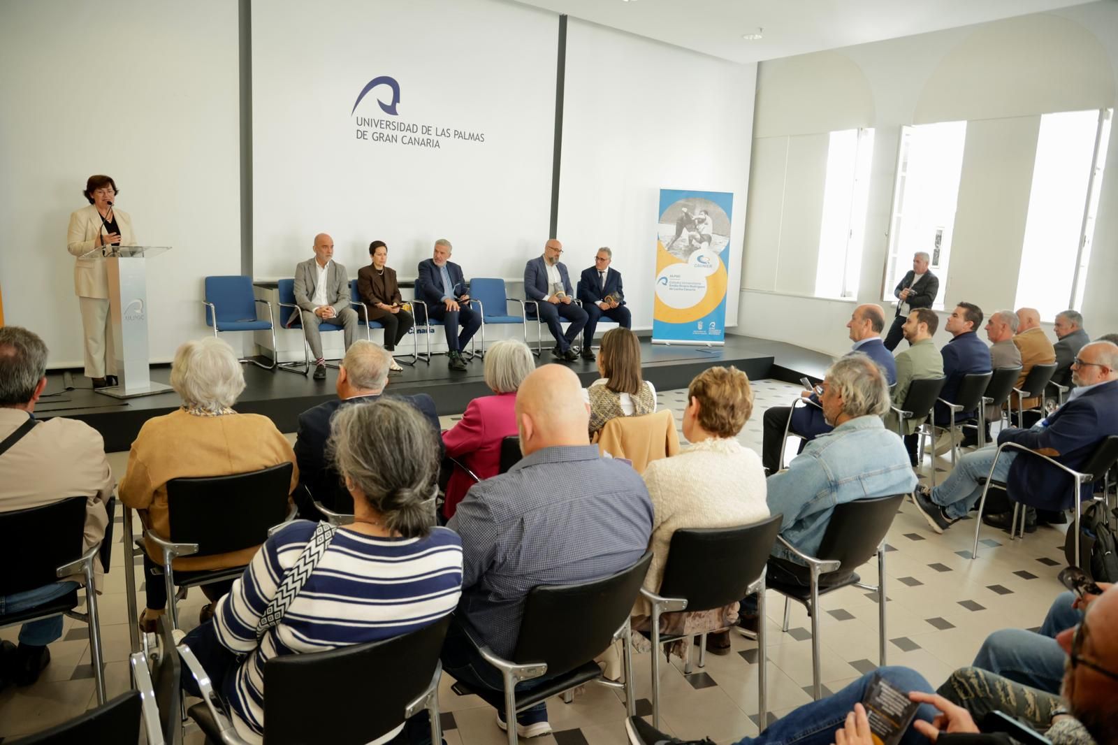 Las imágenes de la presentación de la cátedra de lucha canaria Emilio Rivero