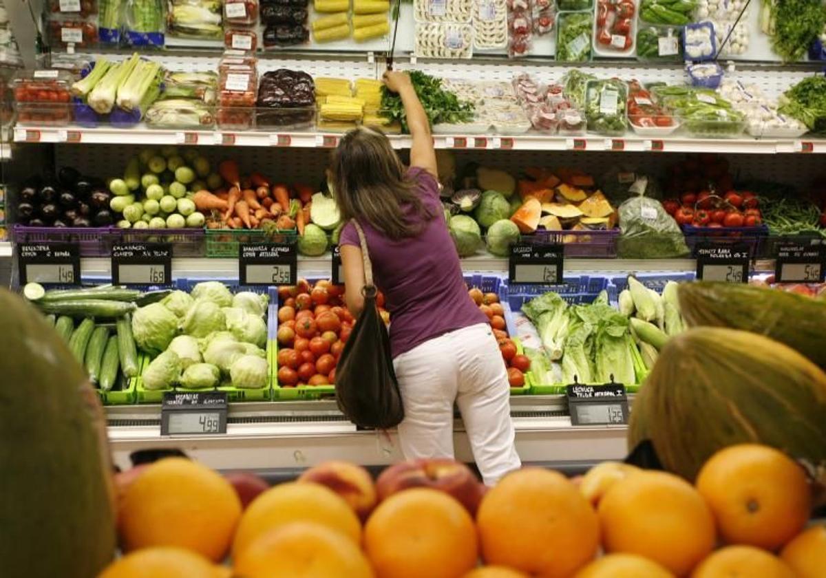 Sección de frutas y verduras en un supermercado.