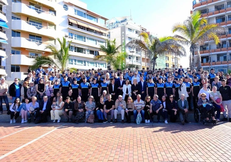 Los nuevos agentes y sus familiares junto a la alcaldesa.