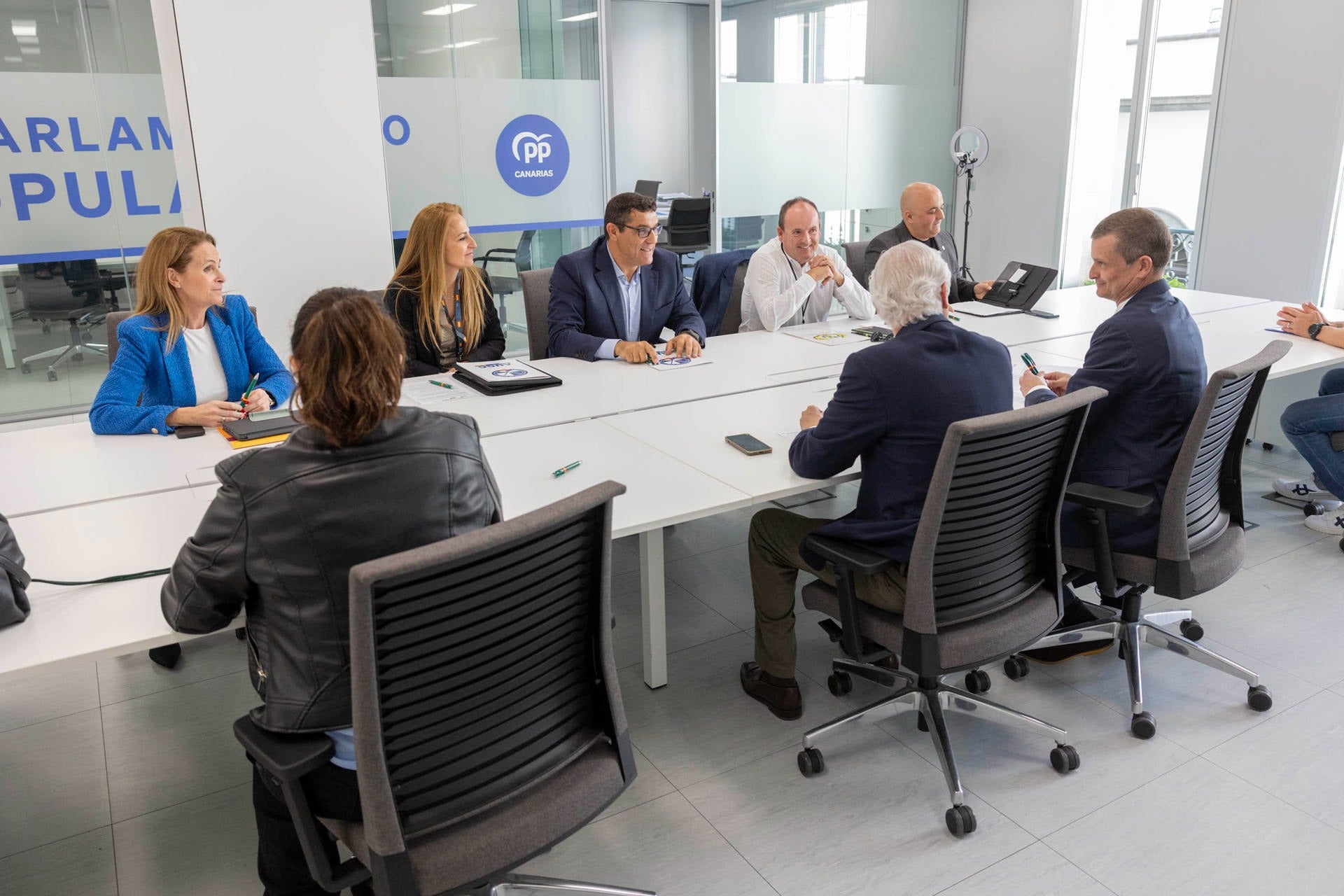 Los diputados del PP en el Congreso se reunieron este viernes con los representantes de las asociaciones de la Guardia Civil.