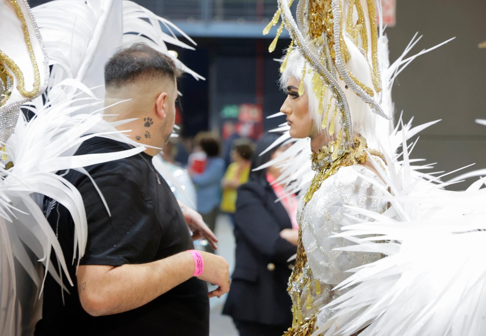 Purpurina, plumas y tacones en el backstage de los drags