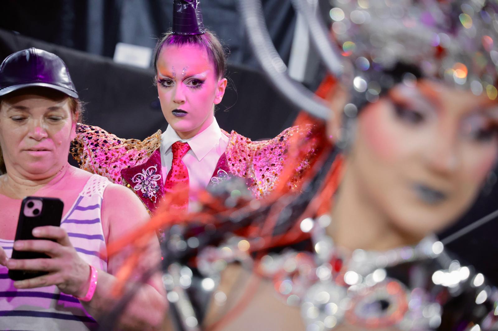 Purpurina, plumas y tacones en el backstage de los drags