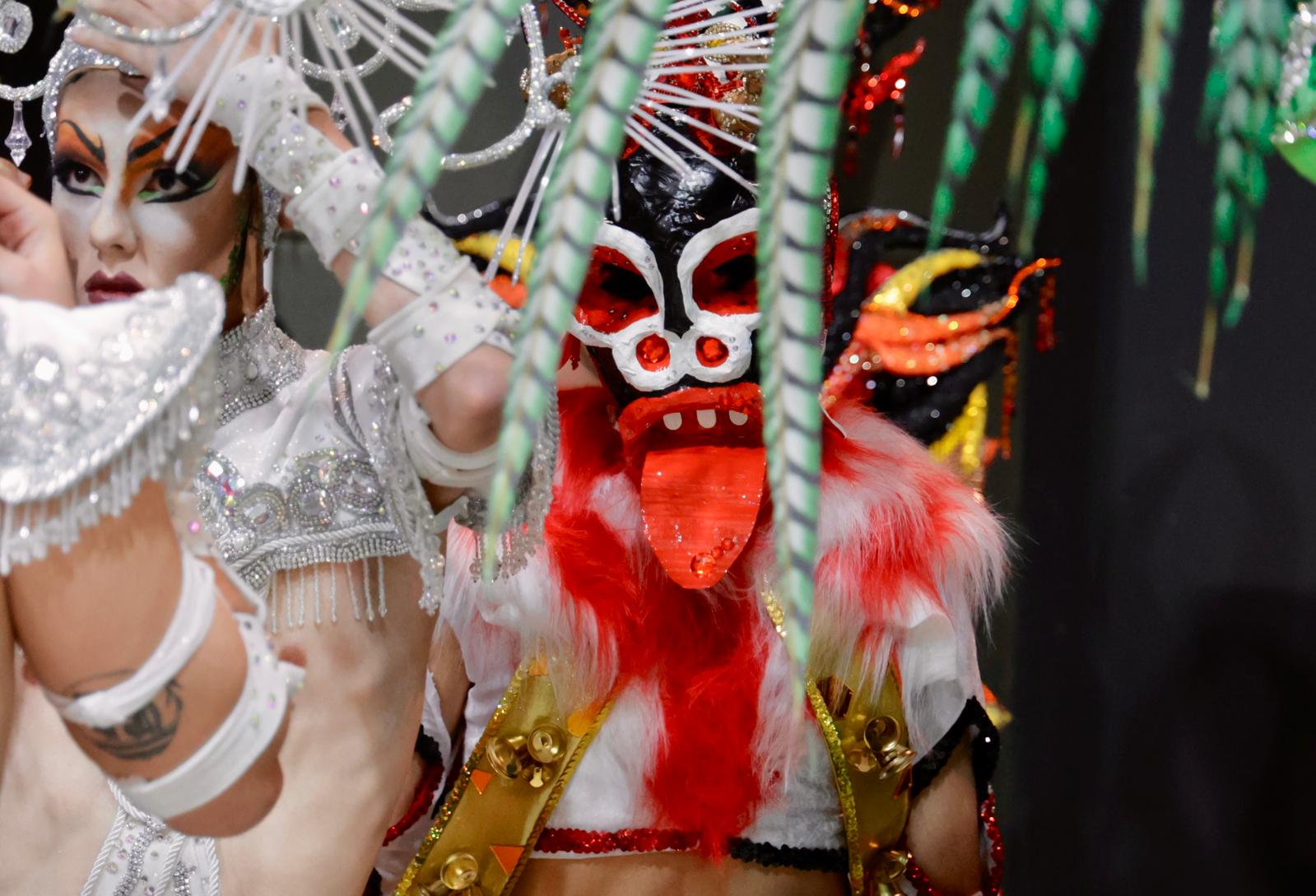 Purpurina, plumas y tacones en el backstage de los drags