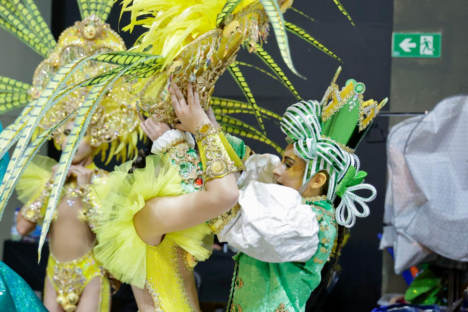 Purpurina, plumas y tacones en el backstage de los drags