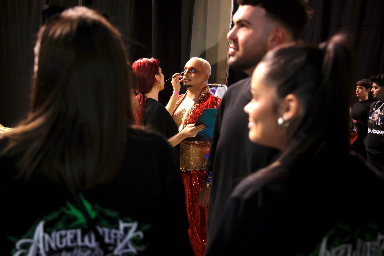 Purpurina, plumas y tacones en el backstage de los drags