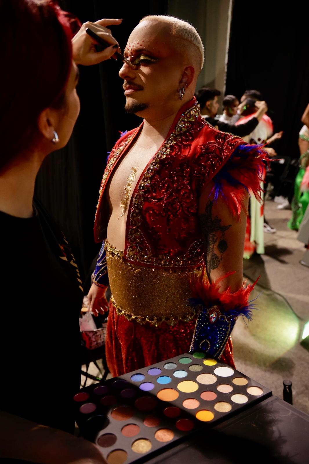 Purpurina, plumas y tacones en el backstage de los drags