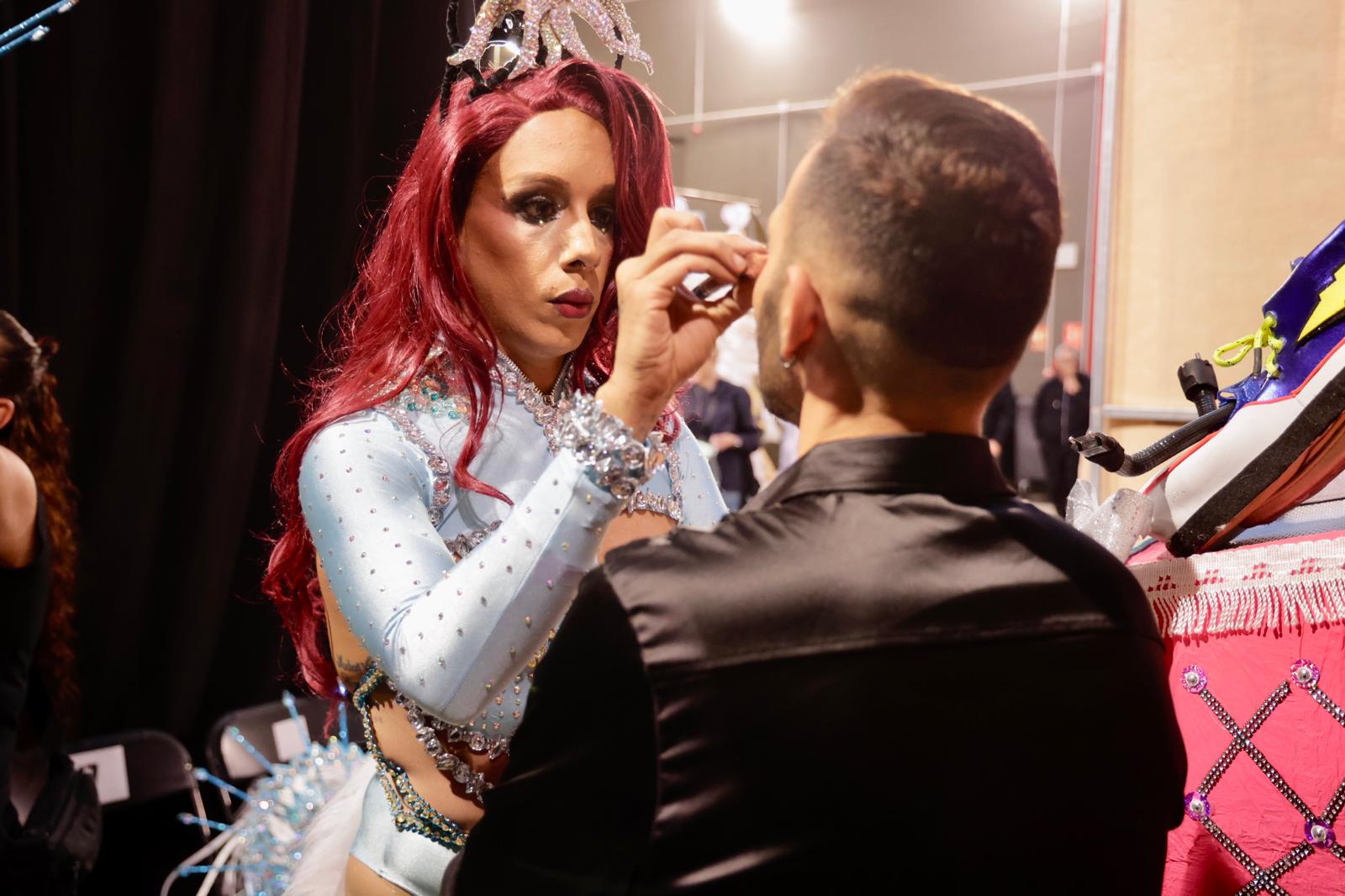 Purpurina, plumas y tacones en el backstage de los drags