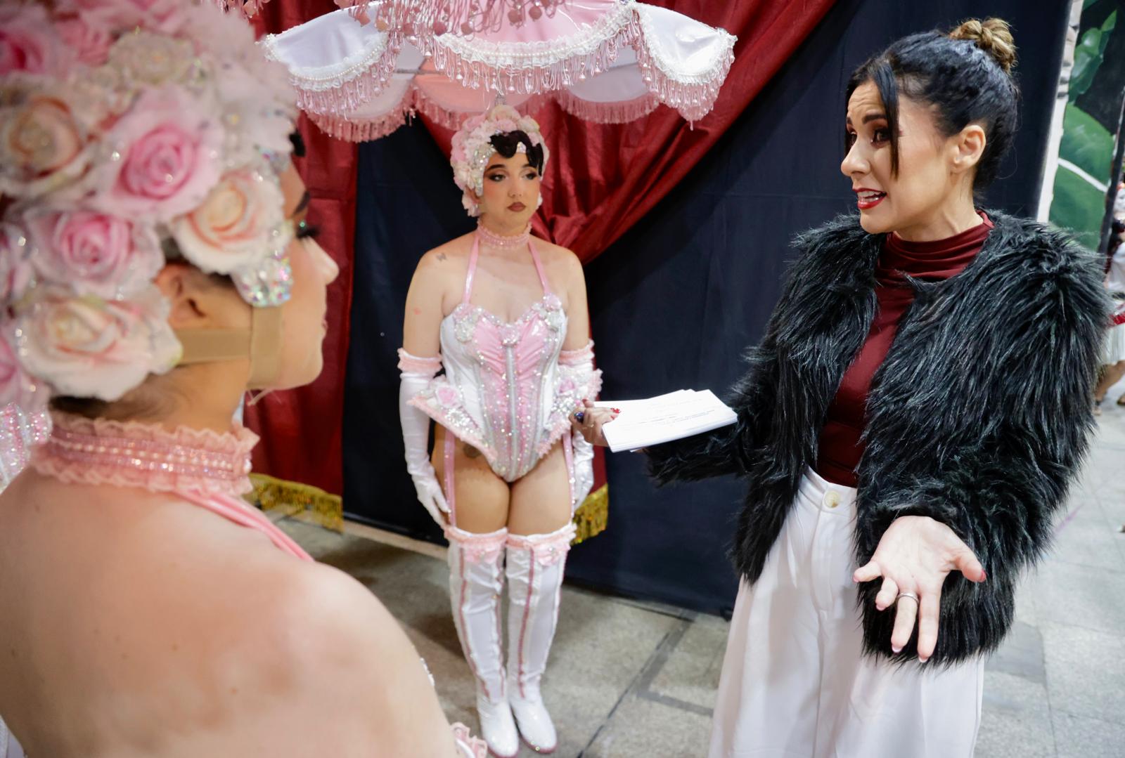 Purpurina, plumas y tacones en el backstage de los drags