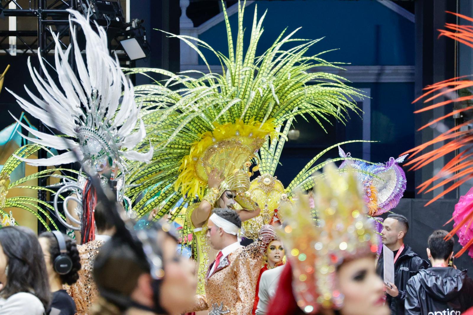 Purpurina, plumas y tacones en el backstage de los drags