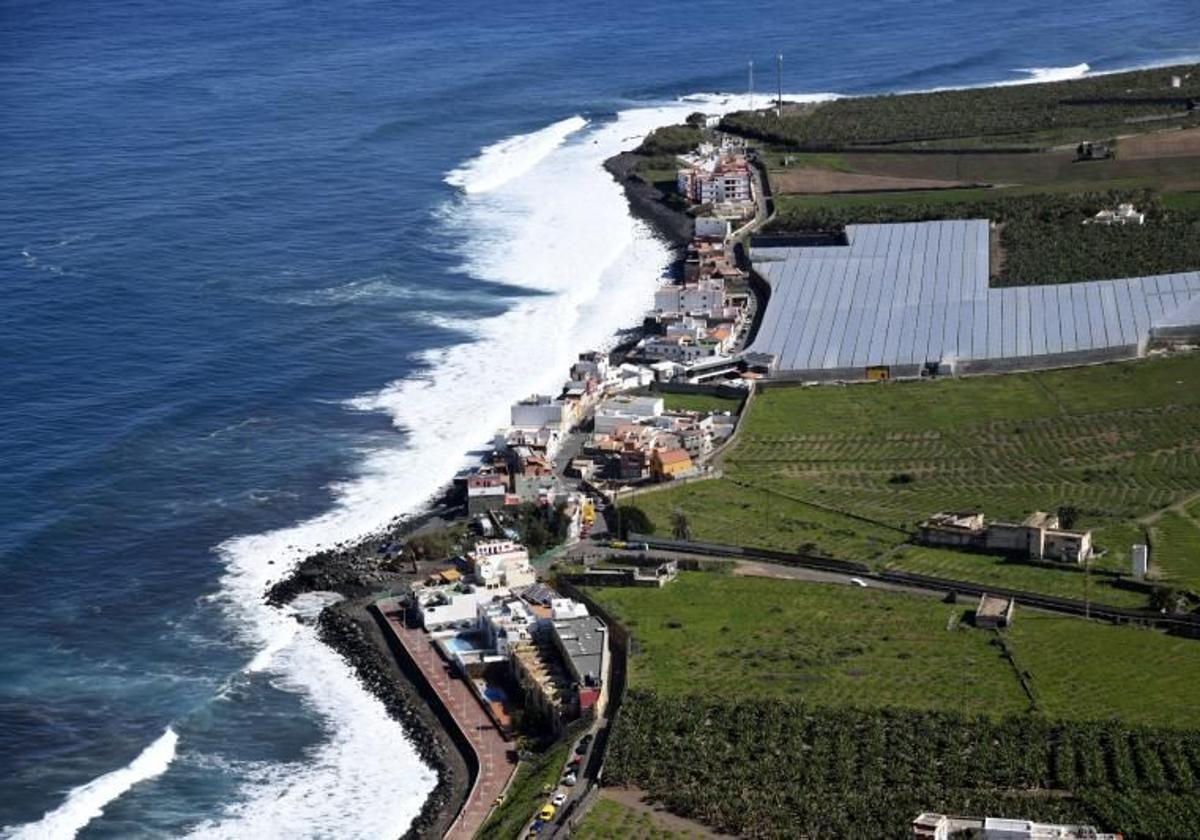 Vista del barrio costero de San Felipe, en Guía, asediado por las olas.