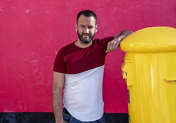 Acaymo Domínguez posa en la entrada de la parroquia de Tenoya, a la que mima con devoción