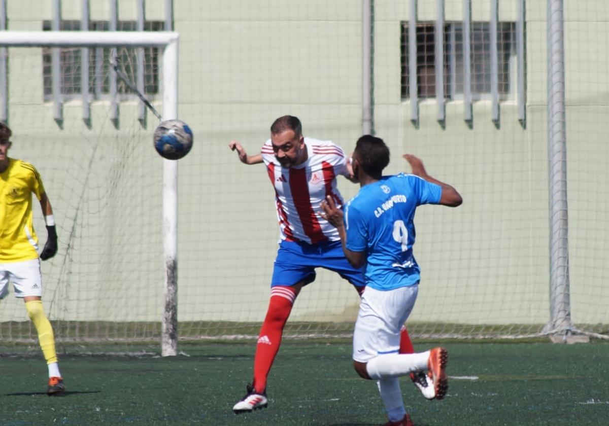 Imagen de Deivid Rodríguez despejando un balón, en el encuentro que disputó este fin de semana con los colores rojiblancos del Atlético Gran Canaria.