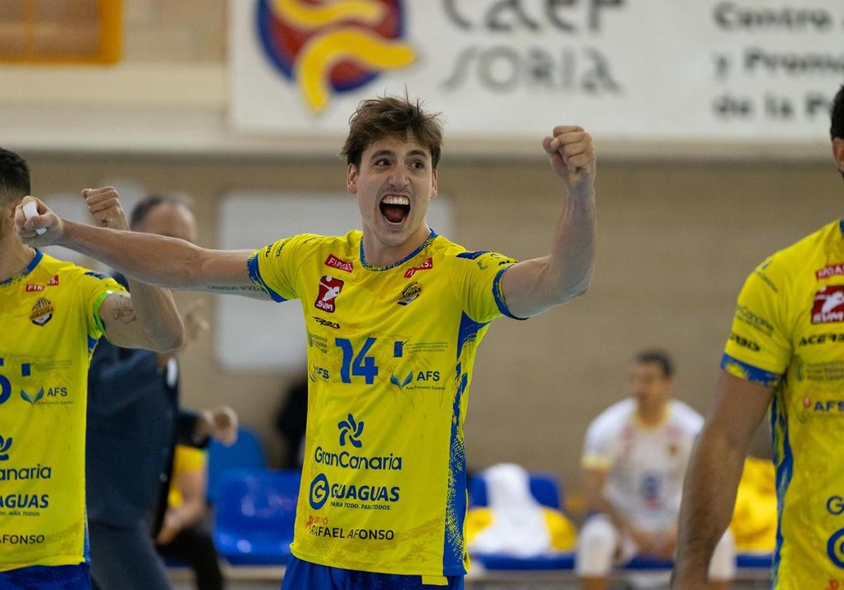 Tomas Rousseaux celebra un punto durante un encuentro de la presente campaña.