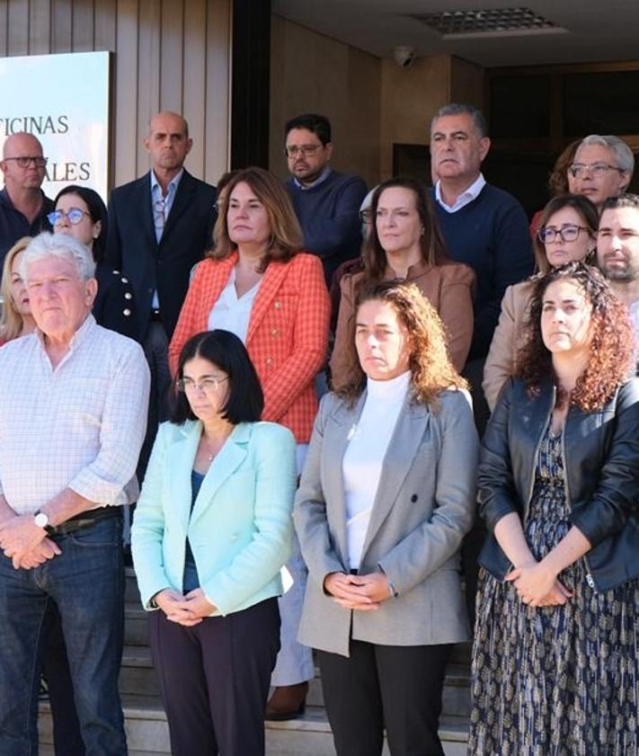 Imagen secundaria 2 - Arriba, minuto de silencio guardado por el Ejecutivo regional, abajo, por la Delegación del Gobierno (i) y por el Ayuntamiento de Las Palmas de Gran Canaria.