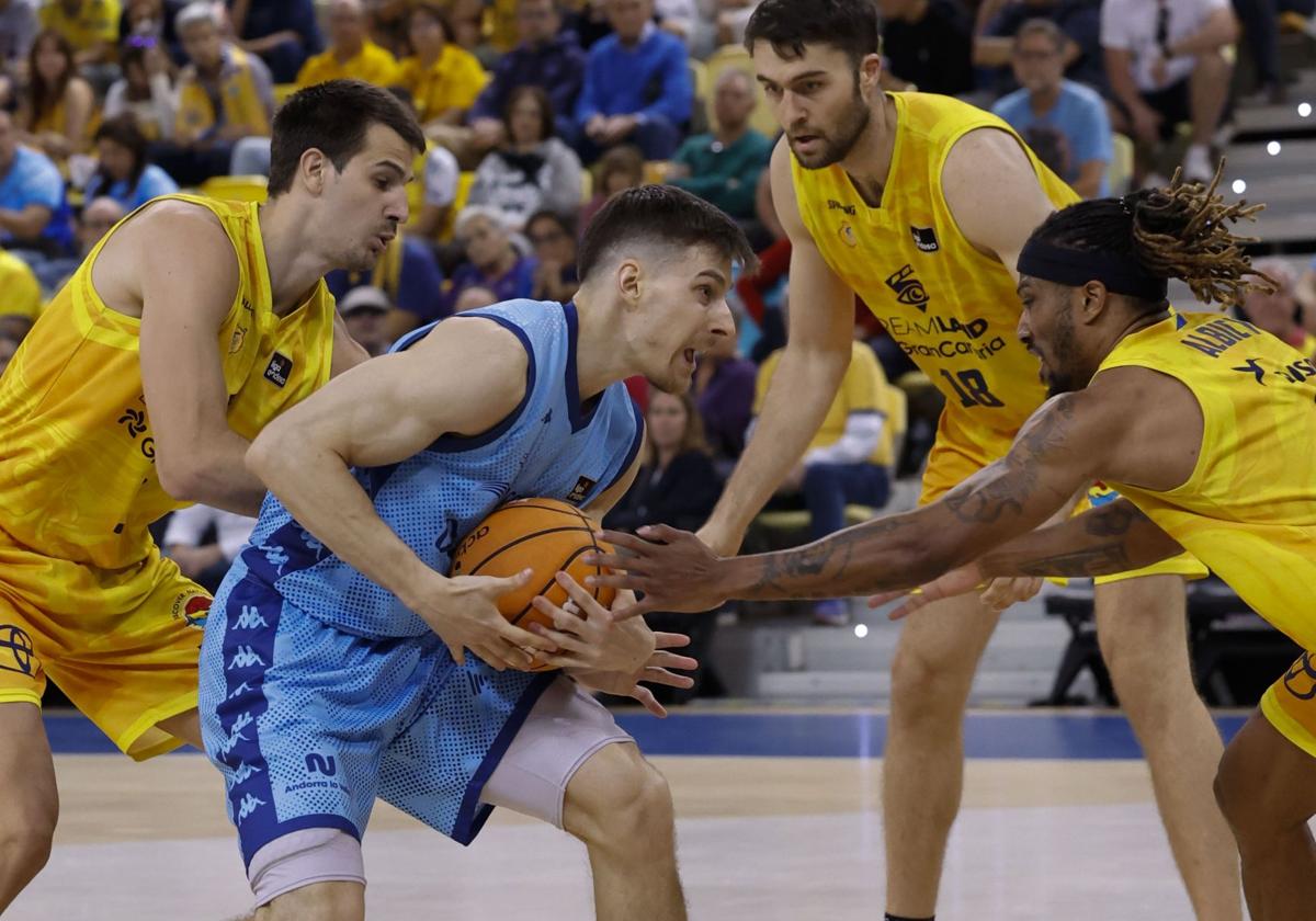 Brussino y Albicy, que aparecen en la foto junto a Tobey en acción defensiva, tienen compromisos internacionales.