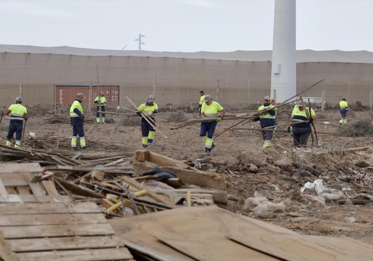 Limpieza de invernaderos en el sureste durante el primer plan de empleo.