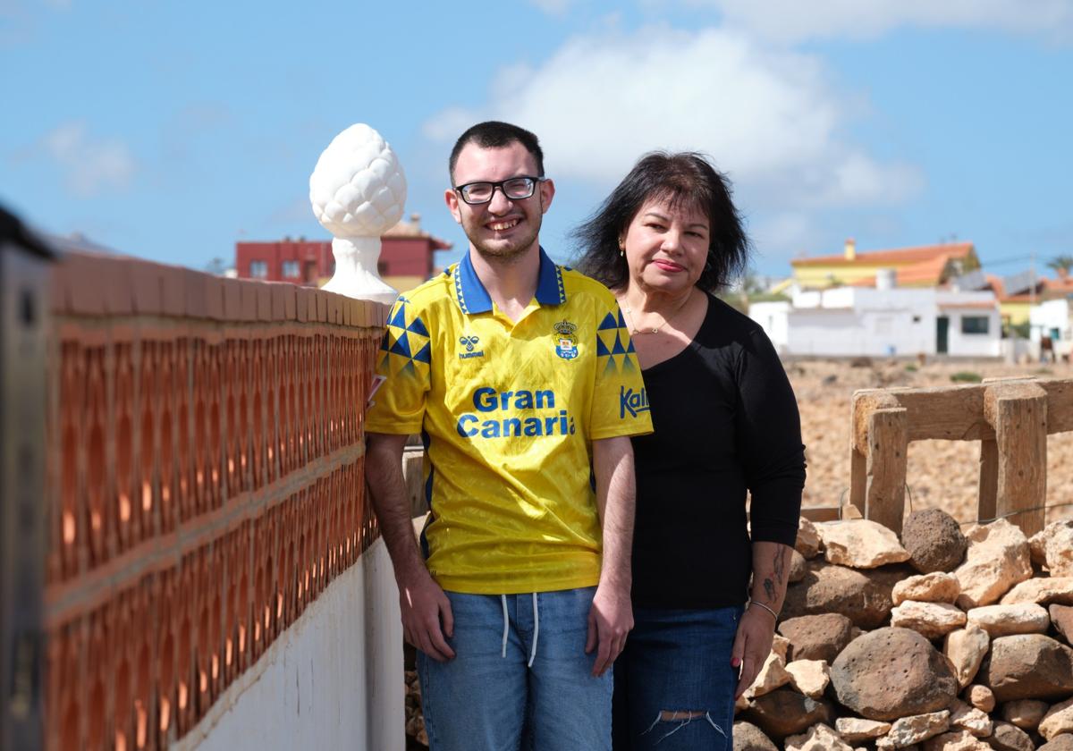 Almudena Bolaños González y su hijo Arazay Fuentes, de 18 años.