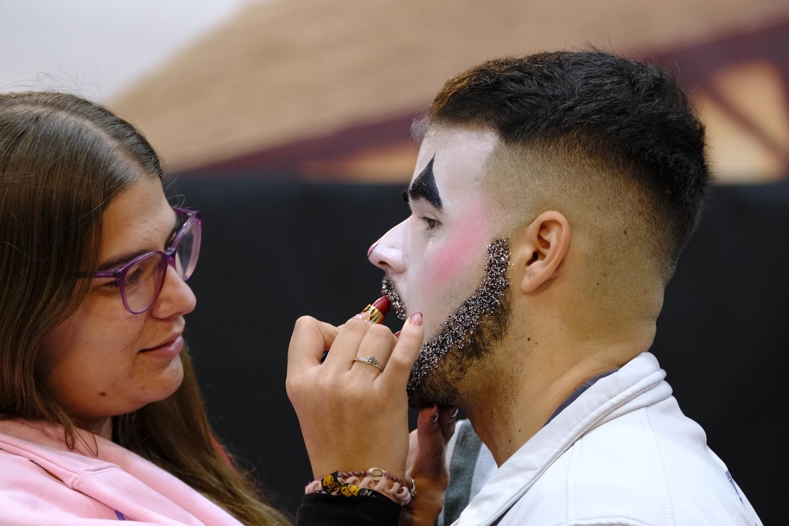 Color y brillo en la segunda fase del concurso de murgas del carnaval de Las Palmas de Gran Canaria