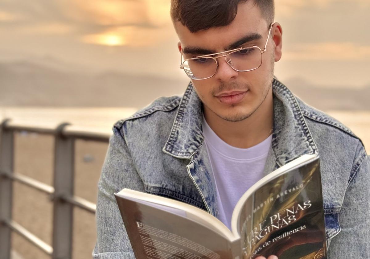 El joven escritor Gabriel Martín Arévalo con su libro.