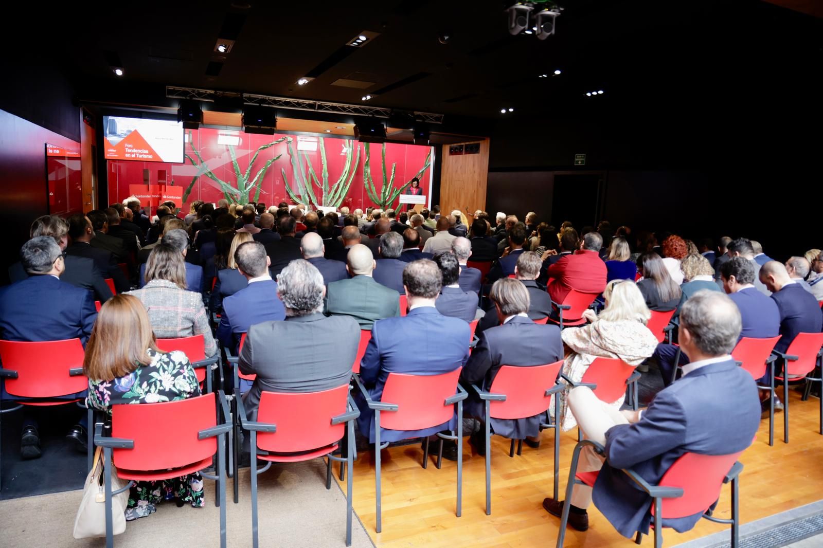 Las imágenes del análisis del Banco Santander de las tendencias en el turismo en CANARIAS7