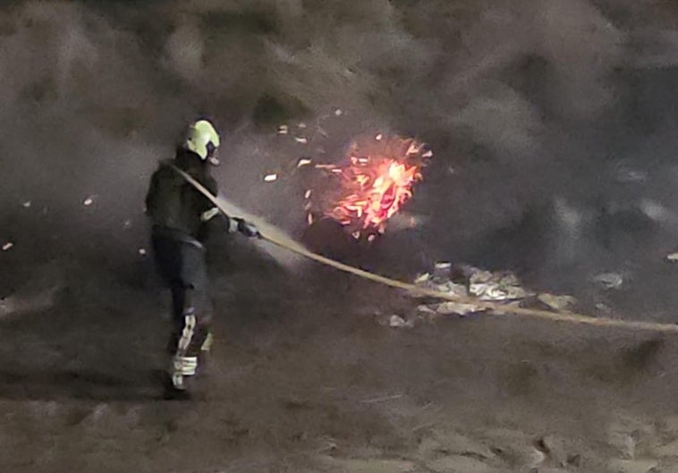 Imágenes de la actuación de los bomberos sobre el canal de Arinaga.