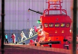 Foto de la Guardamar Talía a su llegada a Puerto del Rosario con ocho inmigrantes procedentes de Bangladés.