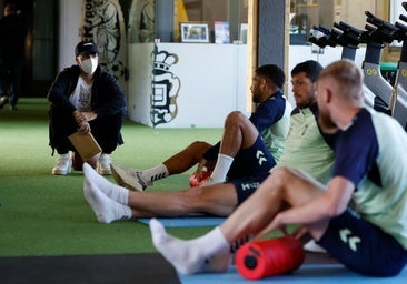 Kirian Rodríguez visita el entreno de la UD Las Palmas: «¡Qué bueno verte por aquí, capitán!»