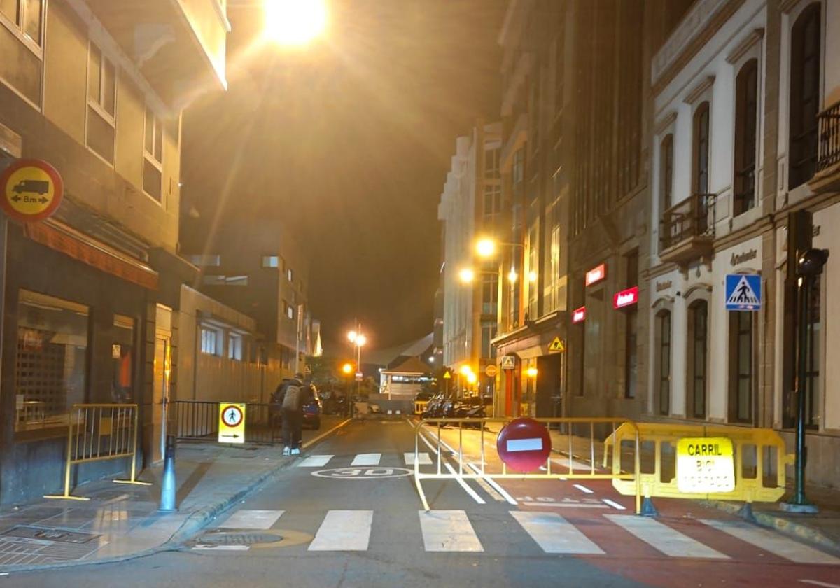 Vallado de seguridad antiterrorista en la calle Nicolás Estévanez durante la celebración de la primera fase del concurso de murgas.