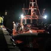 84 personas subsaharianas toman tierra en El Hierro pese a volcar su cayuco