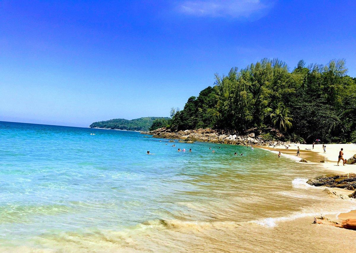 Imagen secundaria 1 - Arriba, imagen de la playa de Elafonisi (Creta), rankeada en primera posición según TripAdvisor. Abajo, a la izquierda, instantánea de Banana Beach (Tailandia) y a la derecha, Eagle Beach (Aruba). 