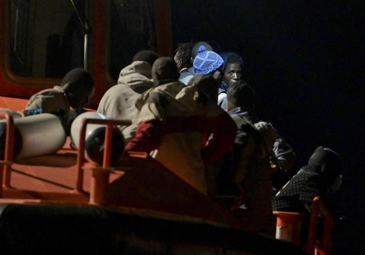 Inmigrantes llegando al puerto de La Restinga.