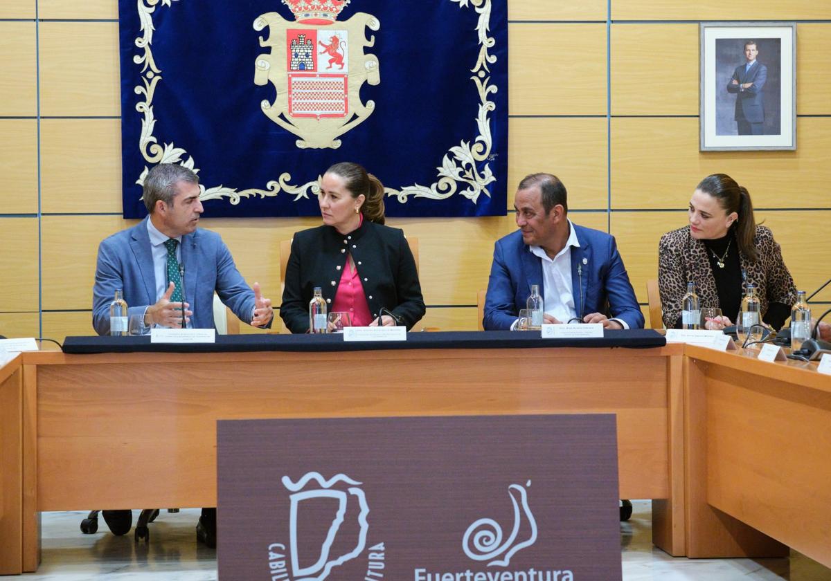 Manuel Domínguez, Lola García, Blas Acosta y Nuria Cabrera, durante la primera visita oficial del vicepresidente canario al Cabildo majorero.