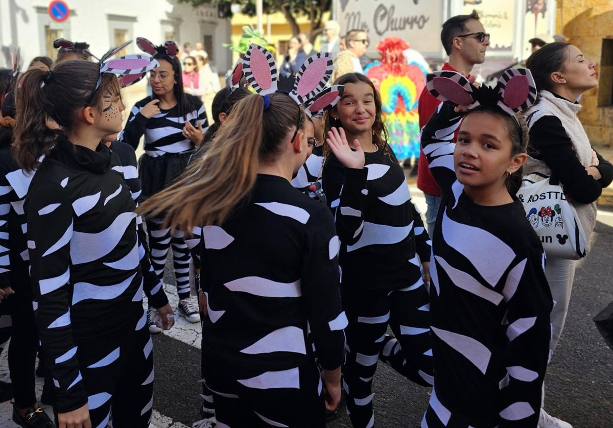 Alumnas disfrazadas de cebras en el pasacalle de los centros educativos.