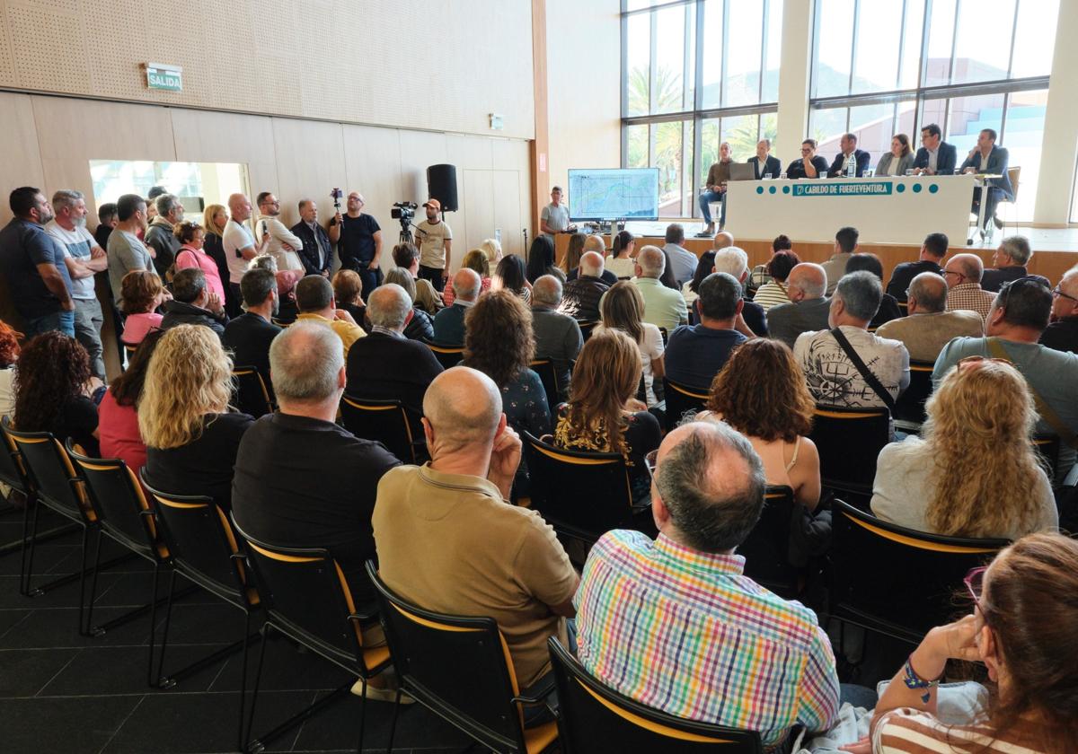 Expectación vecinal en la reunión del consejero canario Pablo Rodríguez convocada por el Cabildo de Fuerteventura y con la presencia de la alcaldesa de Tuineje y el alcalde de Pájara.