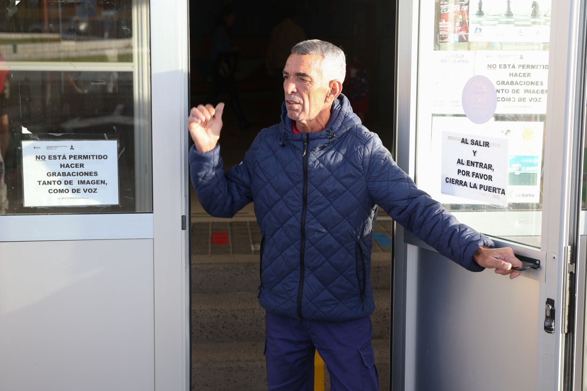 Paco, el conserje del CEIP La Garita, sigue recibiendo muestras de apoyo y cariño.