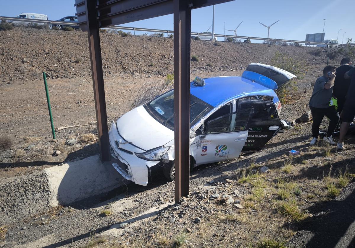 Muere un taxista al sufrir un infarto mientras conducía y chocar contra una señal en Vecindario