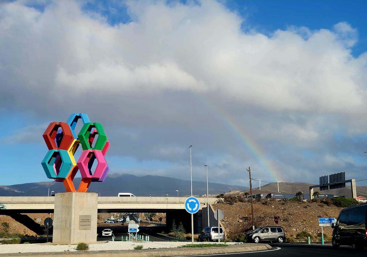 Un arco iris cerca de la zona comercial de Jinámar.