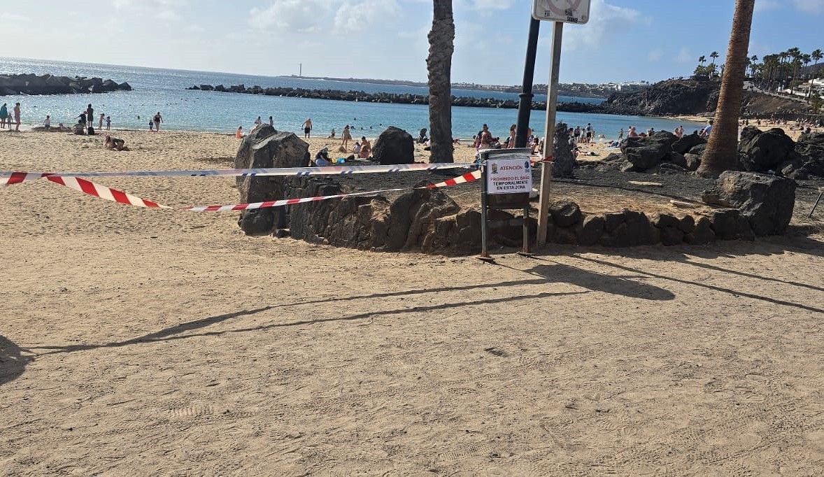 Señalización de cierre en la Playa de Flamingo.